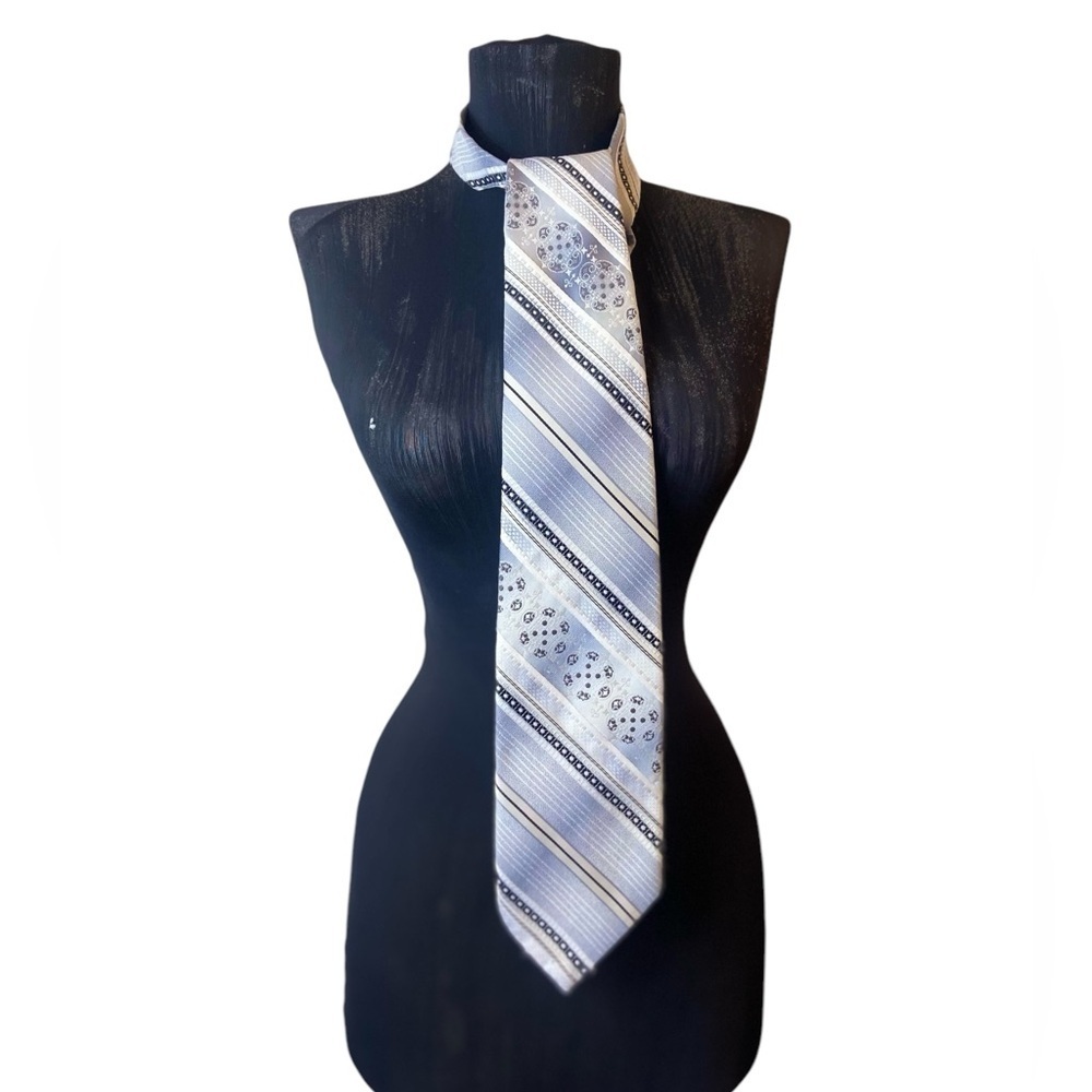 Vintage Wembley Thick White Silver Tie